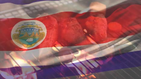 Animation-Der-Costa-Rica-Flagge,-Die-über-Hühnerflügeln-Weht,-Während-Gemüse-Auf-Dem-Grill-Kocht