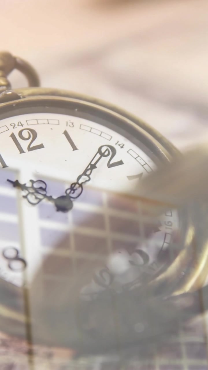 Animación de reloj de bolsillo y gráficos financieros sobre un fondo de billetes