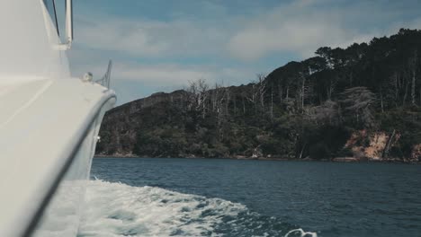 Barco-De-Pesca-Navegando-Hacia-El-Mar---Cámara-Lenta