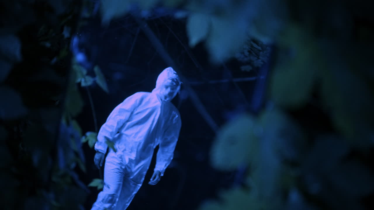 Figura misteriosa in una foresta notturna