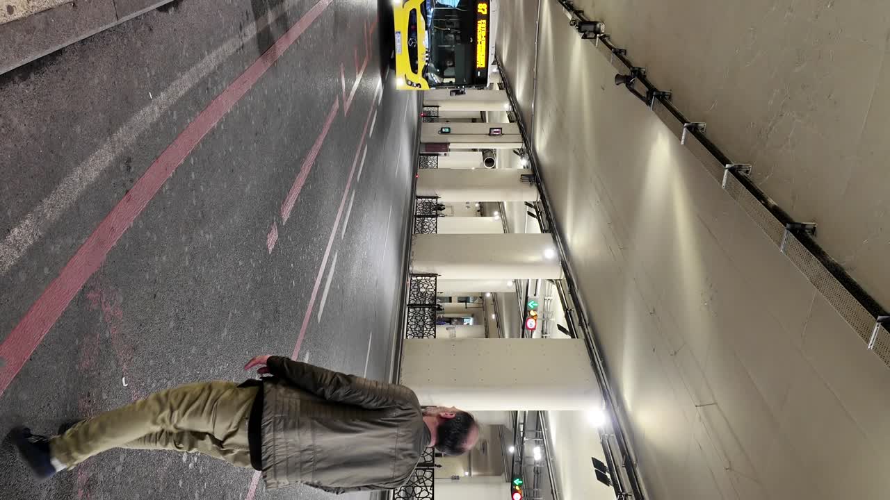 차량과 보행자를 위한 지하 주차장