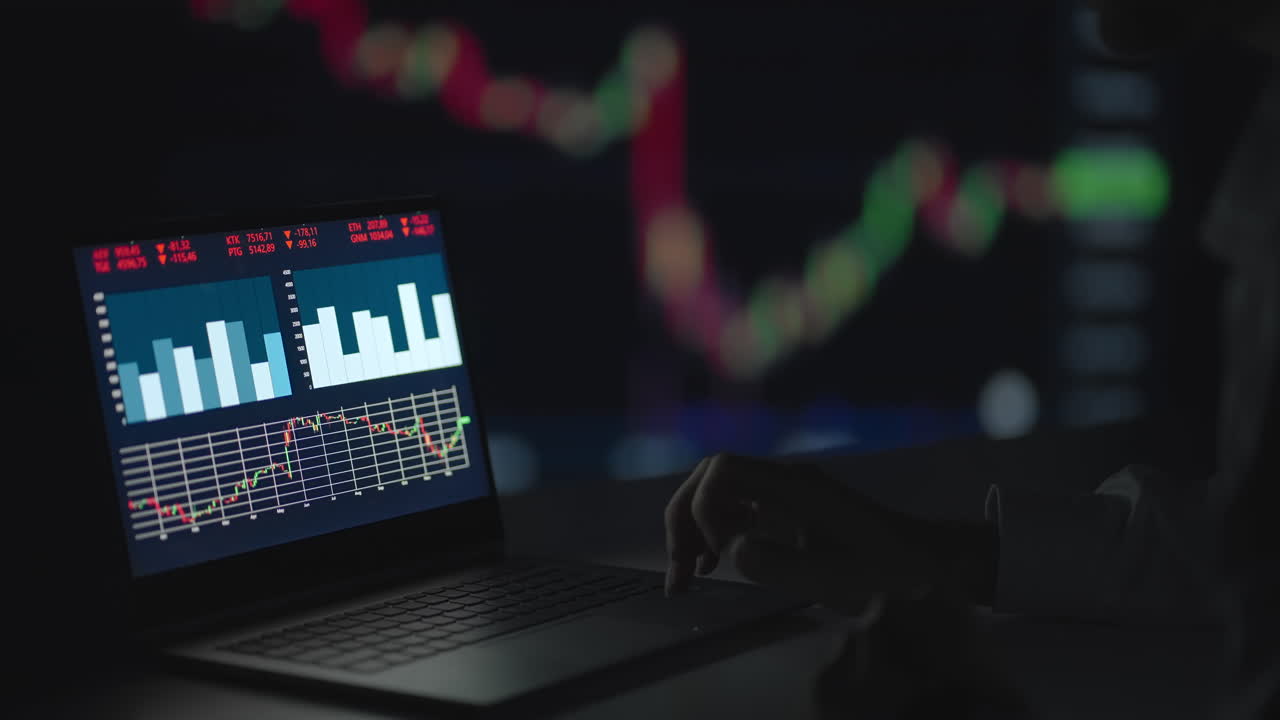un profesional con gafas mira la pantalla del monitor de la computadora y piensa en analizar el mercado de valores. un corredor desconcertado espera el crecimiento de las acciones