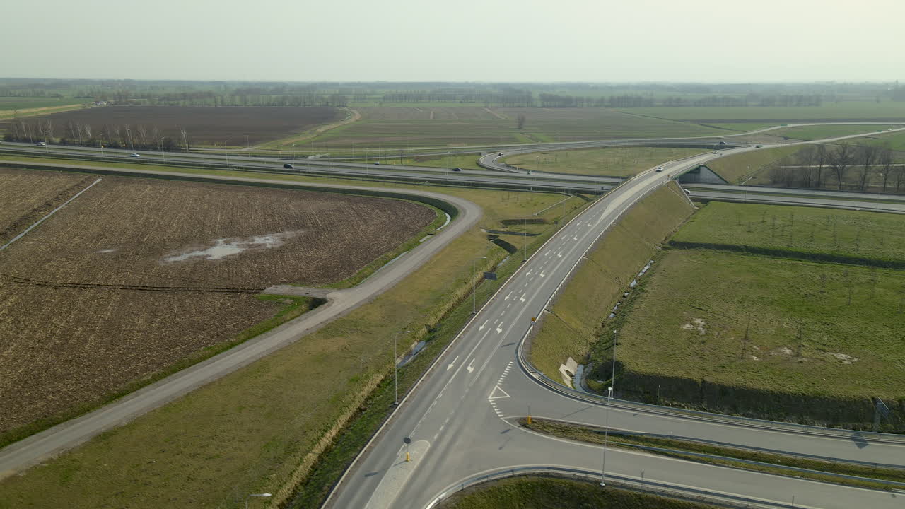 세드리 폴란드에서 운전하는 자동차와 함께 교통 고속도로 교차로를 지나는 공중 비행