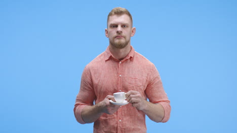 hombre tomando cafe