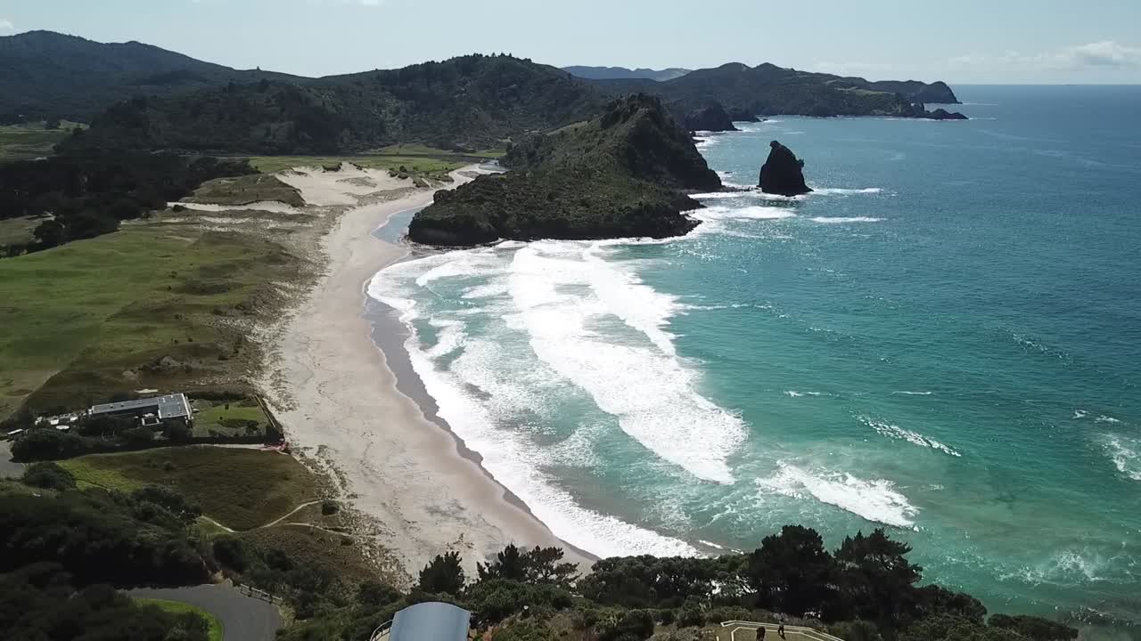 toma aérea, levantándose enfocado en la playa, awana bay, gran isla barrera, nueva zelanda
