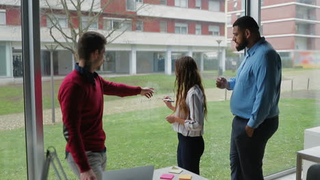 Jóvenes-Empresarios-Discutiendo-Planes-De-Negocios.