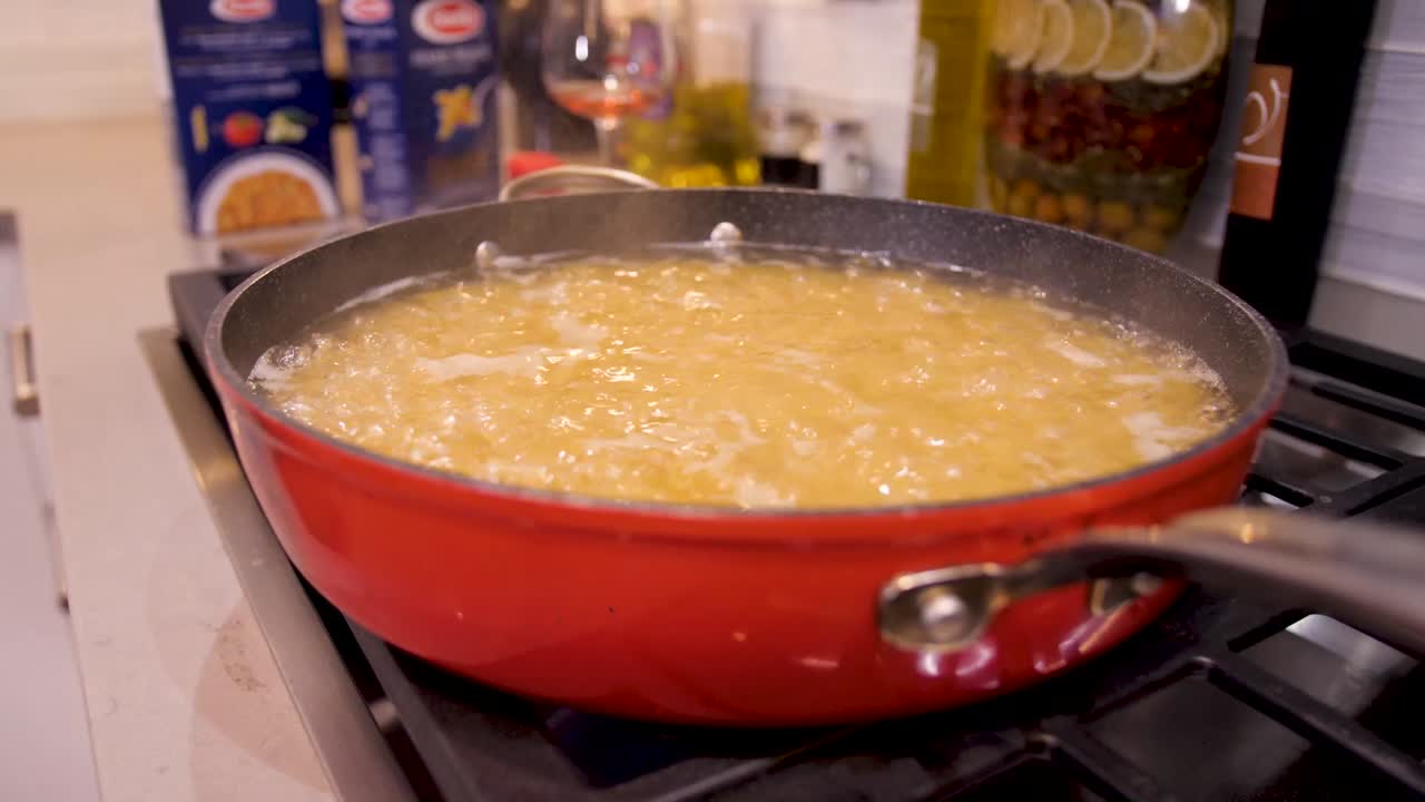 Pasta in cottura in una pentola.