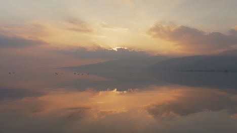 のどかな夕日の風景の反射ショット