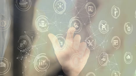 animación de redes de conexiones con iconos digitales sobre la pantalla táctil del hombre