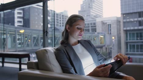 Mujer-De-Negocios-Usando-Tableta-Digital-En-El-Vestíbulo-De-La-Oficina-4k