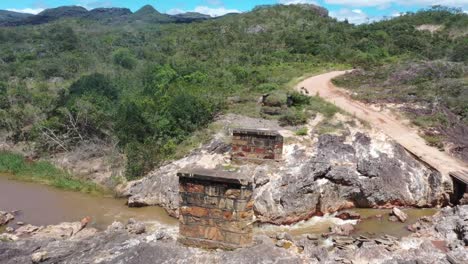 Vista-De-La-Carretera-Sobre-El-Canal-Del-Río