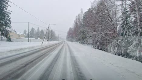 Angespanntes-Fahren-Unter-Arktischen-Bedingungen,-Nördliches-Klima,-Winter,-Pendeln,-POV