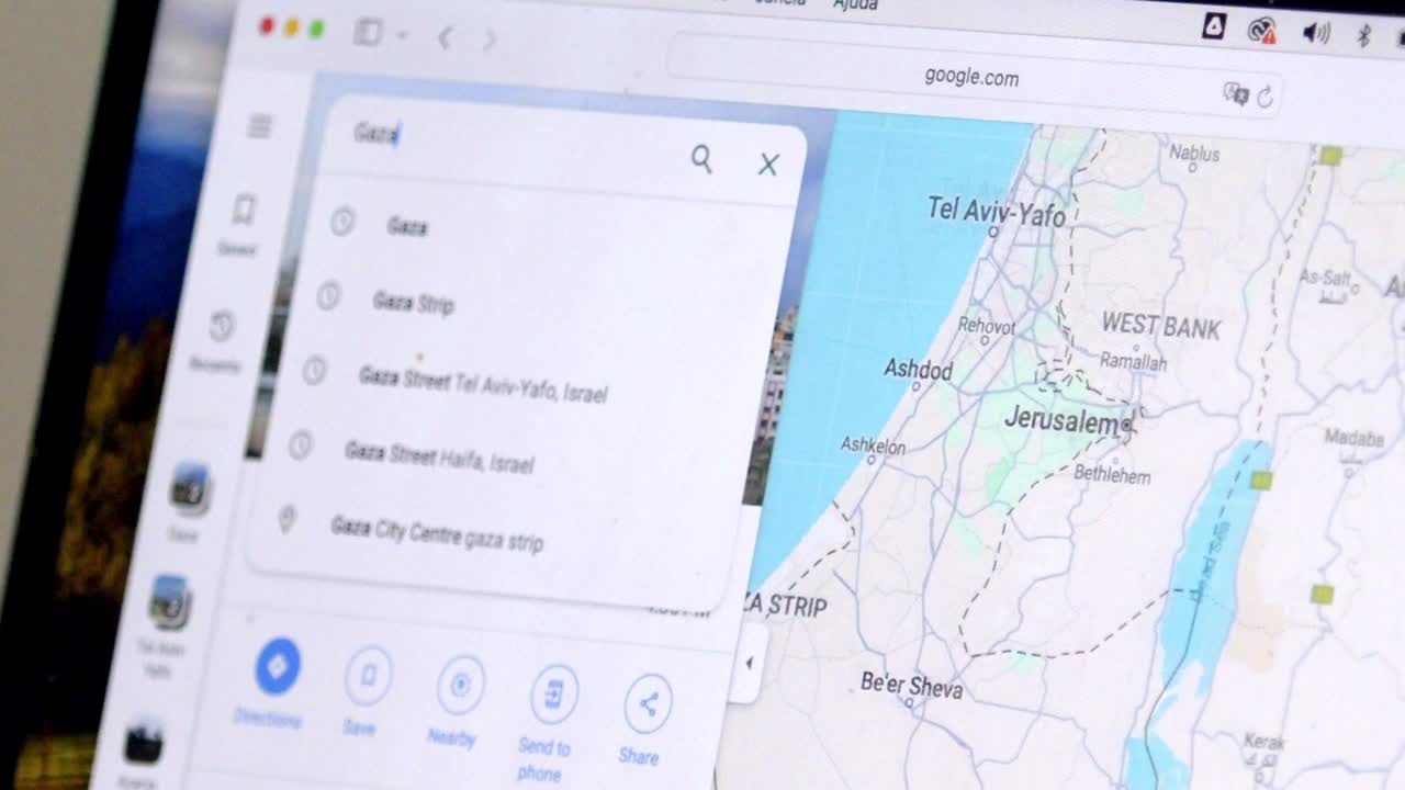 usando la computadora para buscar información sobre la franja de gaza y palestina