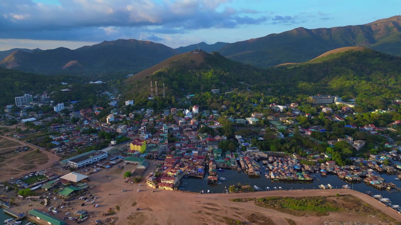 Quang cảnh thị trấn Coron, Palawan nhìn từ trên cao, thể hiện sự phát triển đô thị cạnh một vịnh và được bao quanh bởi núi. Tổng quan toàn cảnh rộng lớn từ máy bay không người lái với góc nhìn trên không tuyệt đẹp.