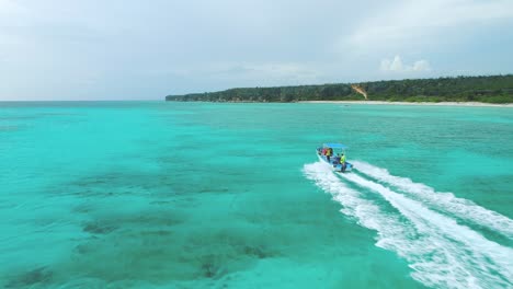barco navega en aguas turquesas del caribe