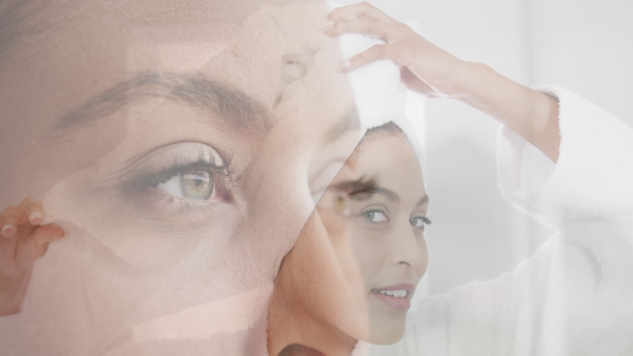 mujer biracial feliz pasando tiempo en casa sola, en cámara lenta