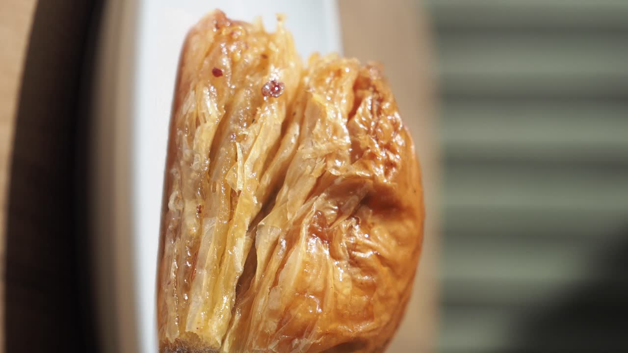 Primo piano di un pezzo di baklava