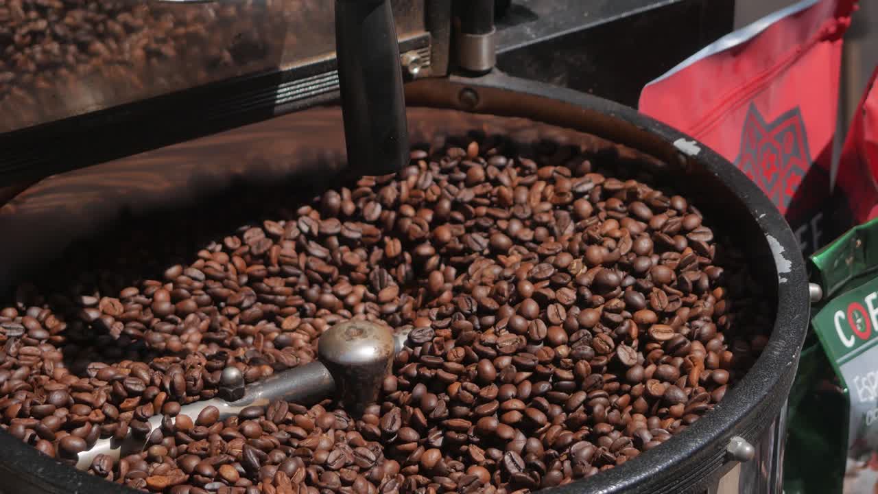 una tostatrice di caffè nelle strade di Istanbul in Turchia