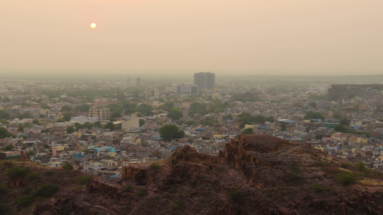 jodhpur (también ciudad azul) es la segunda ciudad más grande del estado indio de rajasthan y oficialmente la segunda ciudad metropolitana del estado.