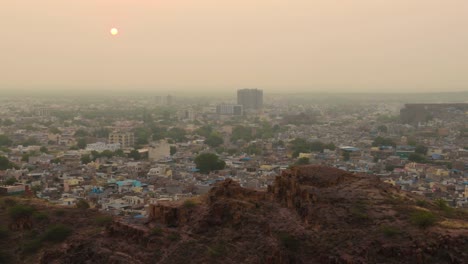 Jodhpur-(auch-Blaue-Stadt)-Ist-Die-Zweitgrößte-Stadt-Im-Indischen-Bundesstaat-Rajasthan-Und-Offiziell-Die-Zweitgrößte-Metropole-Des-Bundesstaates.