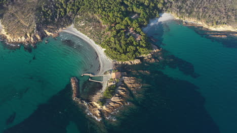 Vista-Aérea-De-Pointe-De-La-Galere-Bormes-Les-Mimosas-Francia-Playa-Agua-Clara