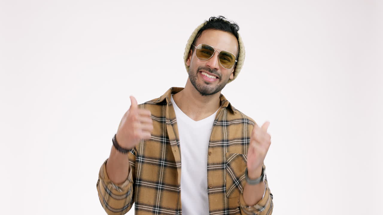 moda, pulgares hacia arriba y hombre con gafas de sol
