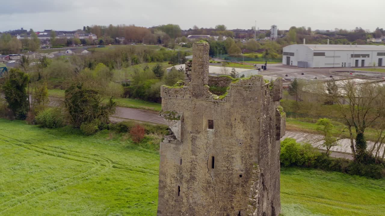 la mitad superior de la torre del castillo de srah con paredes decrépitas mientras los pájaros vuelan a su hogar