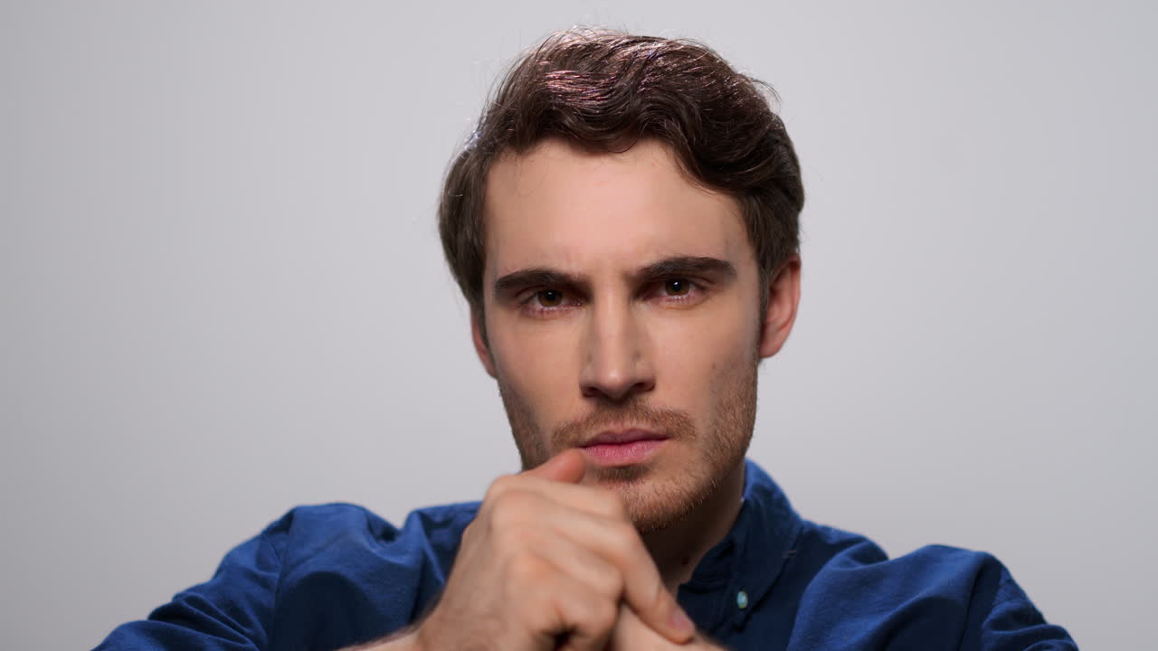 hombre enojado calentando las manos antes de pelear en el estudio. modelo masculino con cara agresiva