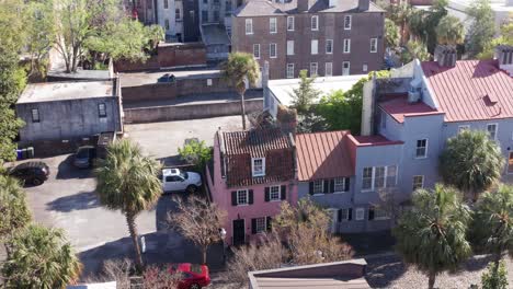 Aerial-close-up-push-in-shot-of-the-historic-Pink-House-in-Charleston,-South-Carolina