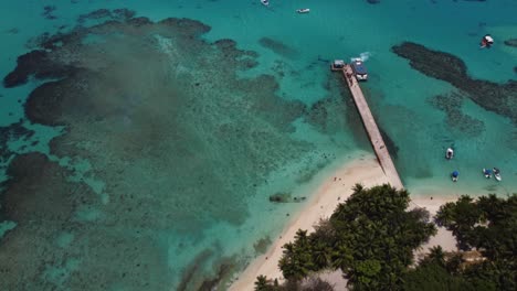 vista de pájaro del muelle de la isla de managaha