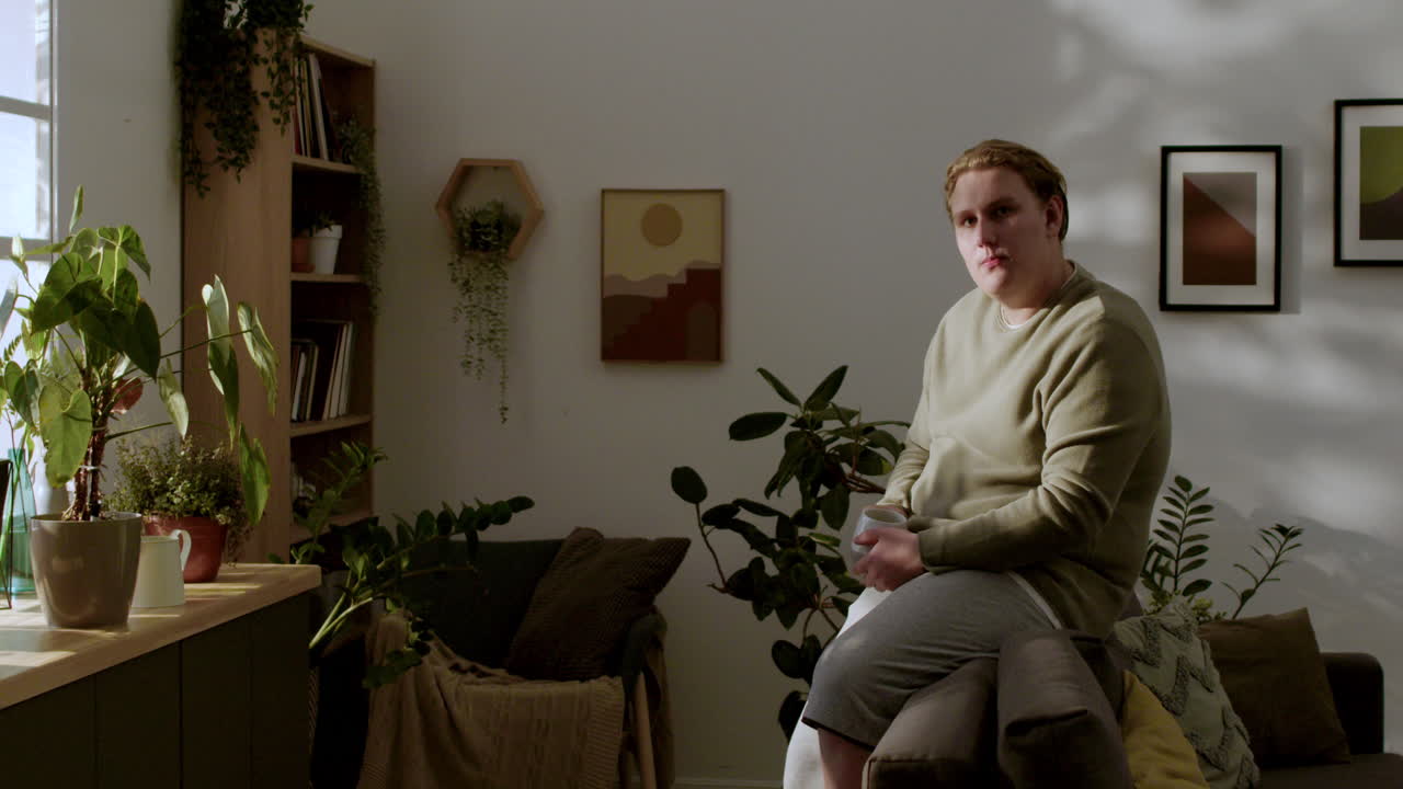 집에서 커피를 마시는 남자