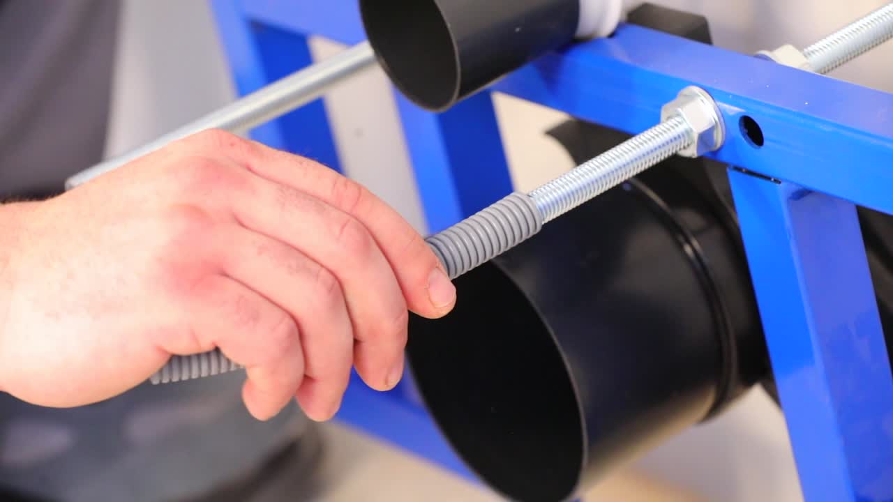 파이프를 볼트에 스크루하는 마스터