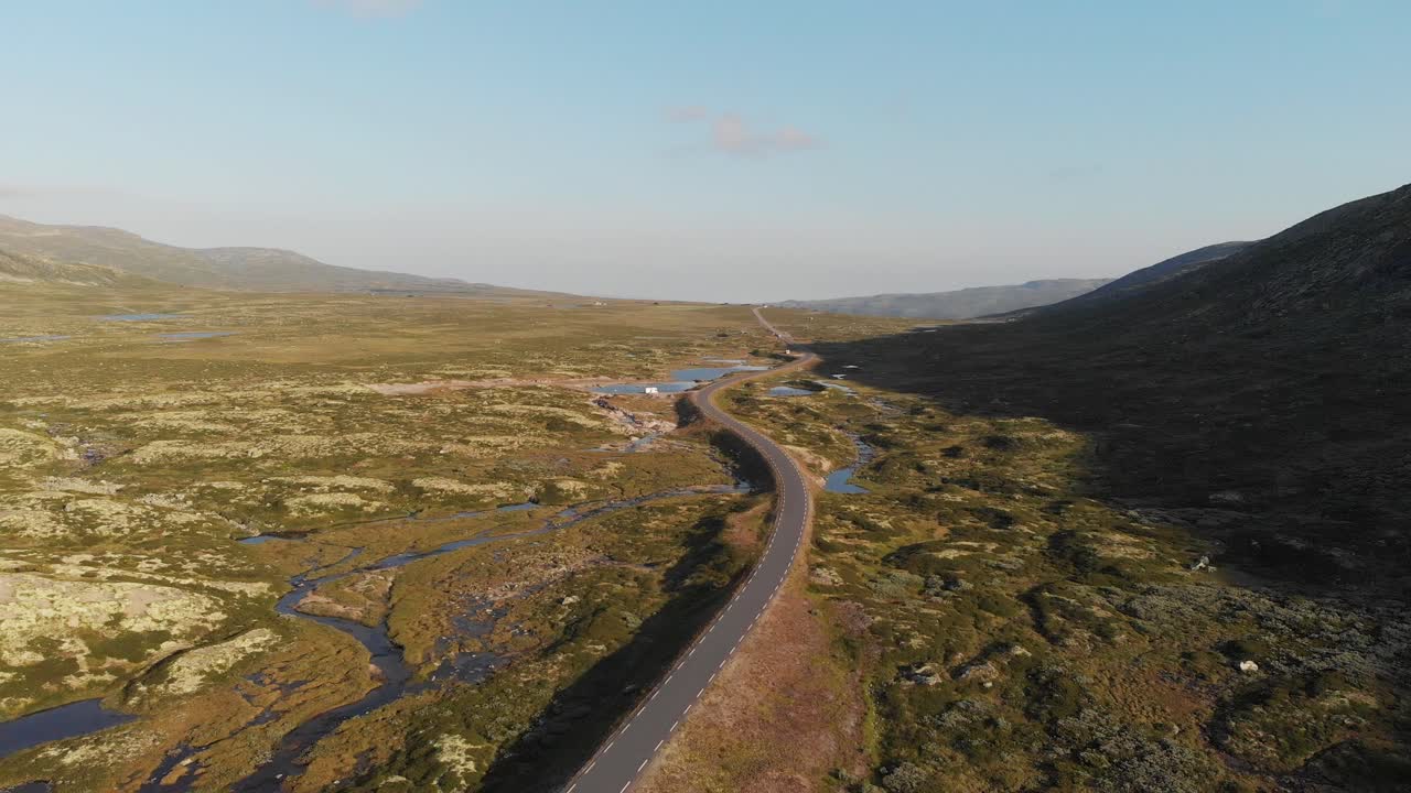 hermoso camino de montaña en noruega. imágenes de drones de 4k