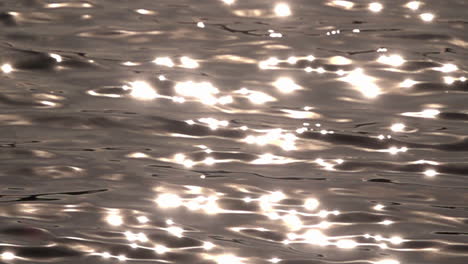 ondas de agua y olas atrapando la luz del sol en cámara lenta