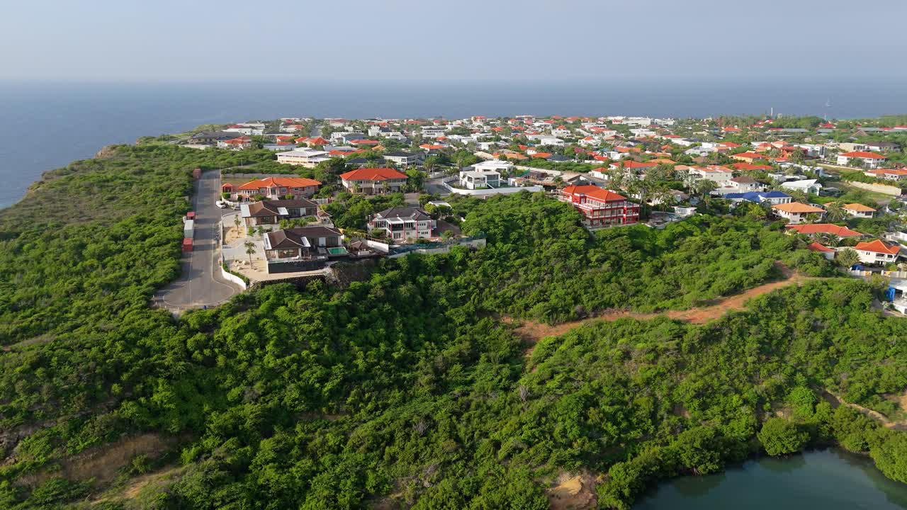 el avión no tripulado asciende para mostrar el impresionante barrio caribeño de vista royal, curacao.