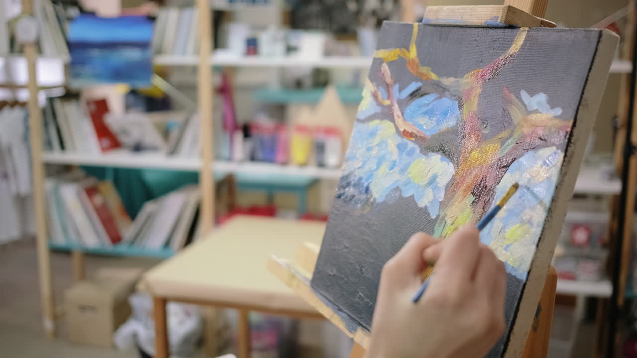 예술 스튜디오 에서 캔버스 에 나무 를 그리는 사람