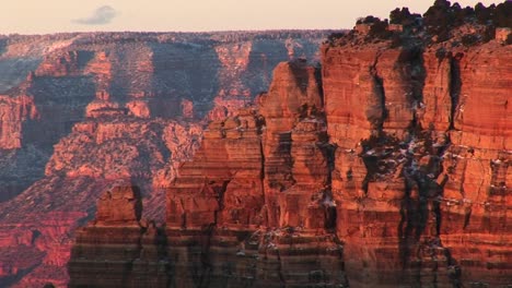 Amplia-Foto-De-Hora-Dorada-Del-Parque-Nacional-Del-Gran-Cañón,-Incluidos-Los-Acantilados-En-Capas-De-La-Pared-Del-Cañón-Del-Borde-Norte