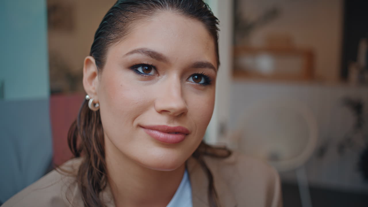 retrato de una chica atractiva posando en la cafetería. hermosa mujer mirando la cámara