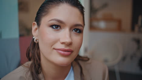 retrato de una chica atractiva posando en la cafetería. hermosa mujer mirando la cámara