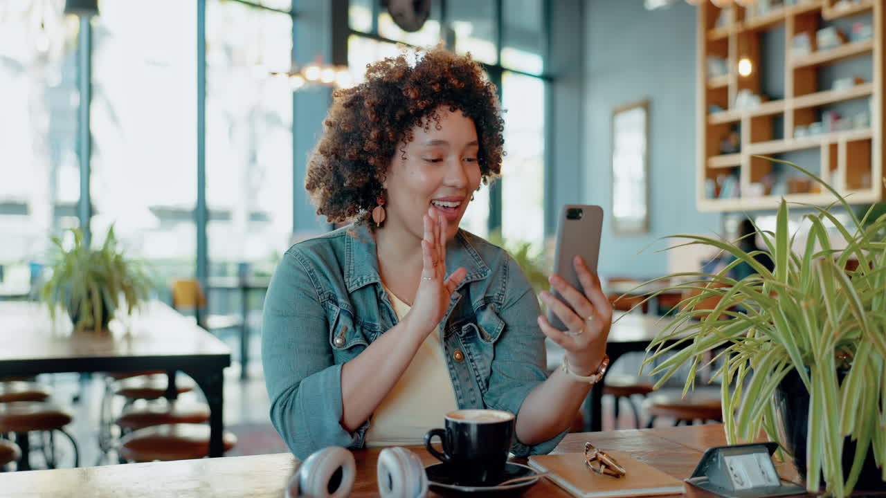 Videochiamata, caffetteria e donna con telefono
