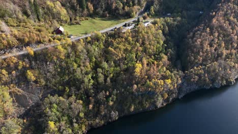 Alte-Stillgelegte-Bergenbahn,-Gesehen-Unterhalb-Der-Straße-E16-In-Rodberg,-Trengereid-Norwegen,-Aus-Der-Luft