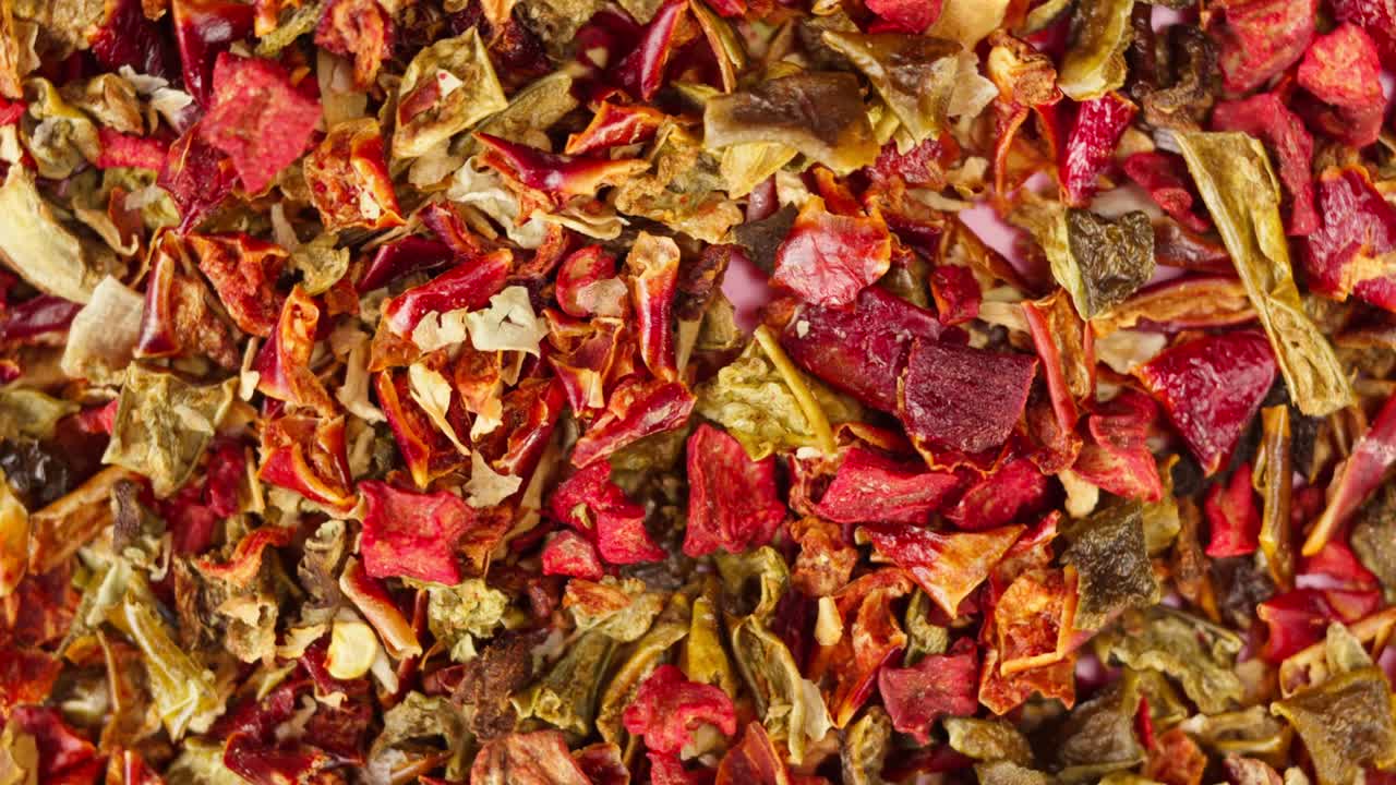 especias, hierbas secas, pimienta, vista superior giratoria. cocina de oriente medio. condimento para cocinar platos picantes. comida árabe o marroquí.