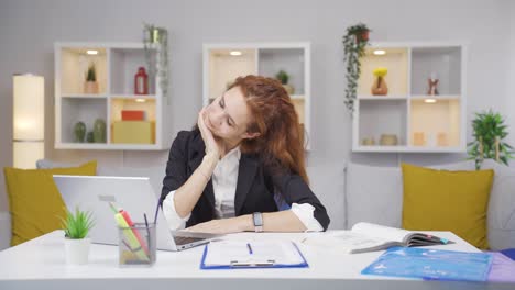 La-Mujer-Trabajadora-De-Oficina-En-Casa-Se-Siente-Bien-Físicamente.