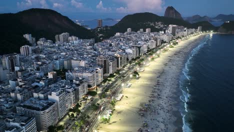 horizonte de la puesta del sol en la playa de copacabana en río de janeiro, brasil