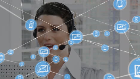 animación de una red de conexiones e iconos sobre una mujer de negocios con auriculares