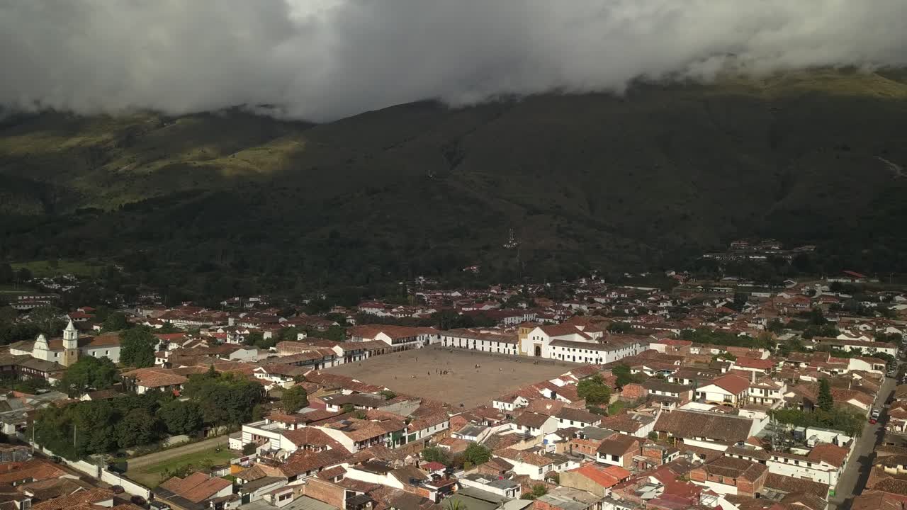 una hermosa toma de avión no tripulado de villa de leyva en colombia