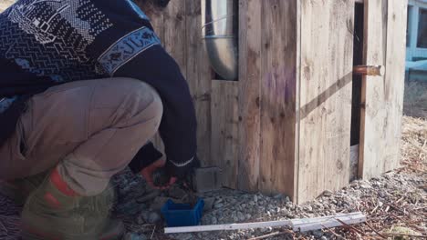 hombre haciendo su bañera de baño al aire libre - de cerca