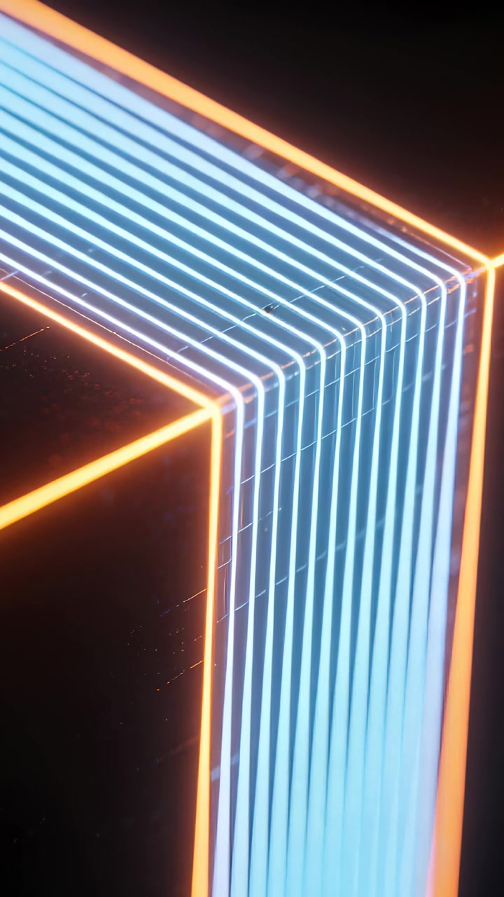 Vertikales Video: Schleifende L-förmige Neonecke pulsiert mit türkisfarbenen Bändern und orangefarbenem Rand in der Leere mit Staub.