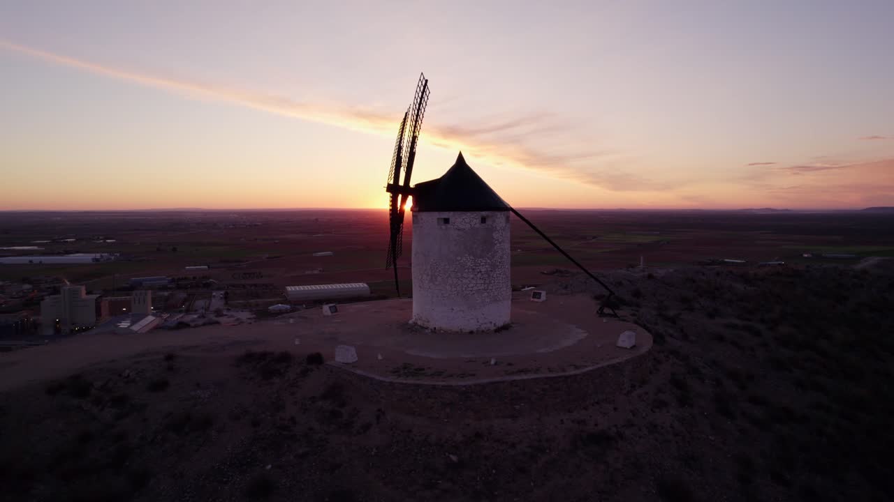 Cối xay gió và lâu đài lịch sử ở Consuegra lúc bình minh