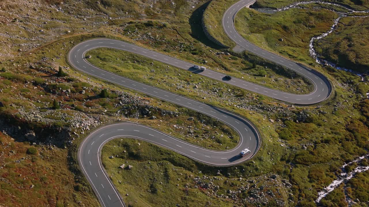 Vista aérea de uma estrada de montanha sinuosa no Passo Julier, cruzando os Alpes de Albula na Suíça